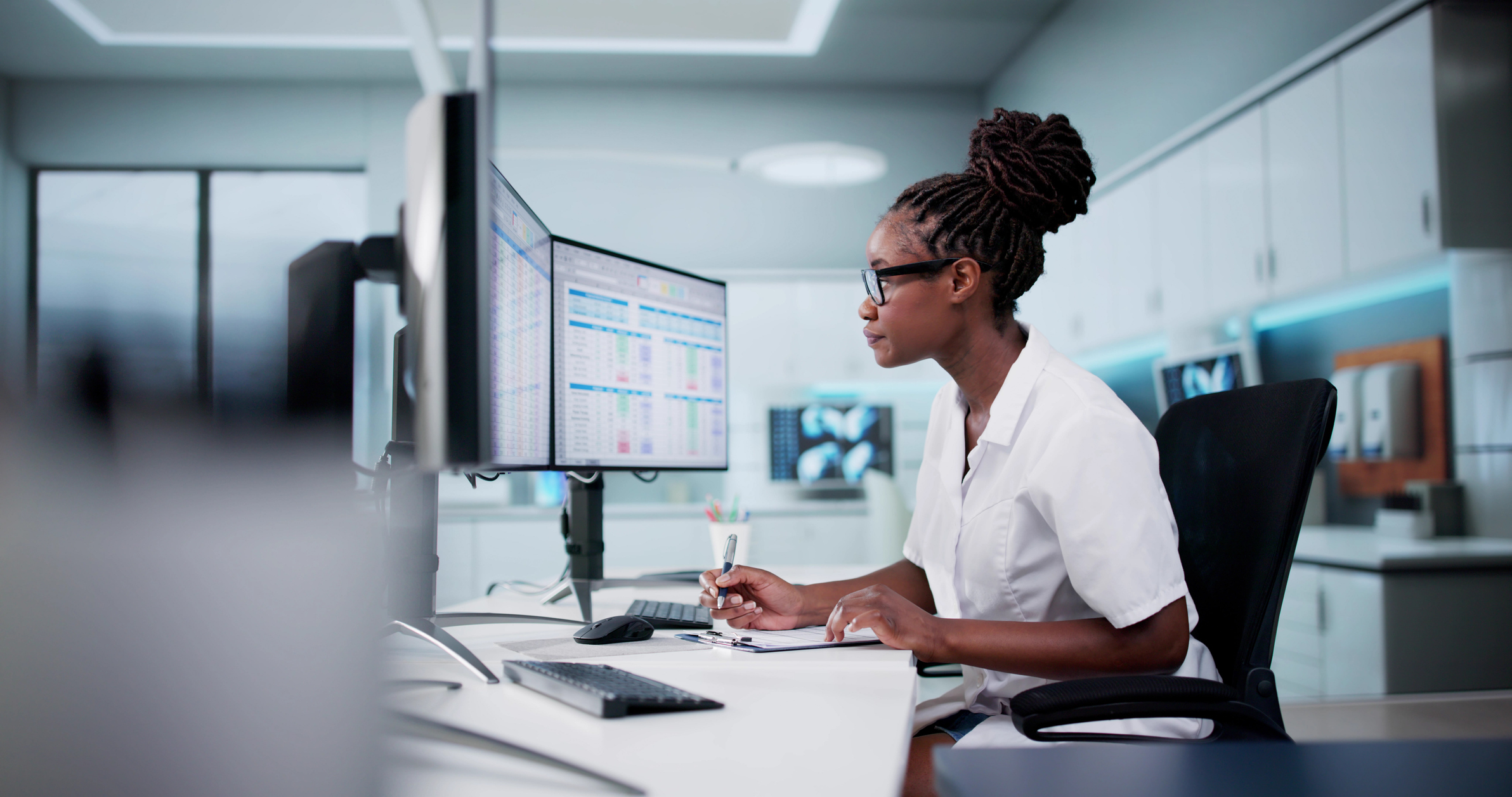 researcher conducts cross-sectional survey on computer
